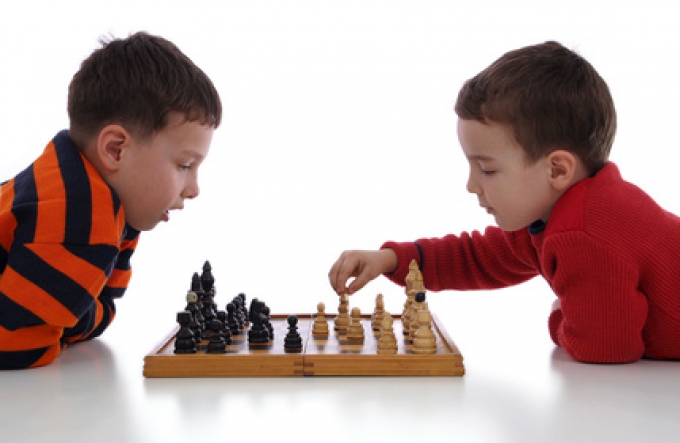 Обучение игре в шахматы и шашки для детей